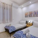 Charming Sea Escape *
