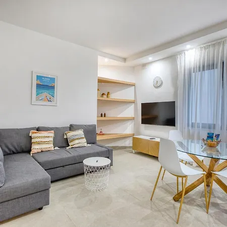 Charming Sea Escape Слима